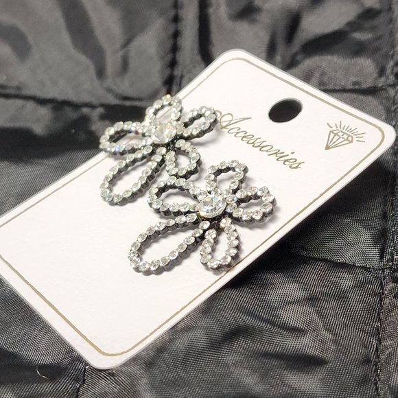 Jewelry - Silver color pierced Earing. condition new